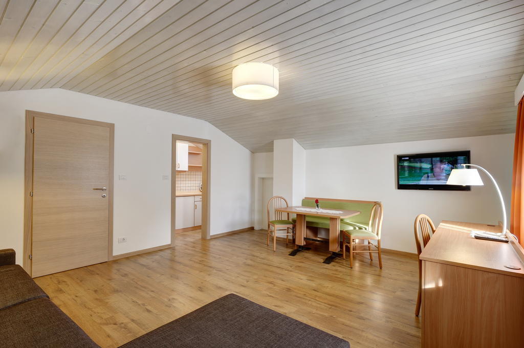 Apartments Schneider Lutago Rum bild